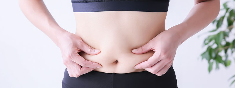 ダイエットに悩む女性のイメージ